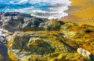 Kalim Sahili tropikal kayalık manzara manzarası turkuaz mavisi berrak su dalgaları ile Patong Sahili Kathu Bölgesi Phuket Adası Güney Tayland 'da kum ve kayalar.