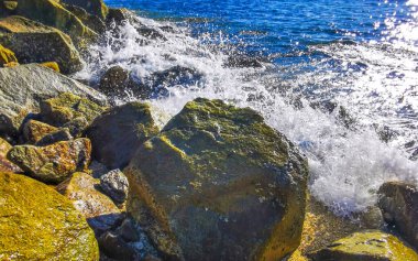 Kalim Sahili tropikal kayalık manzara manzarası turkuaz mavisi berrak su dalgaları ile Patong Sahili Kathu Bölgesi Phuket Adası Güney Tayland 'da kum ve kayalar.