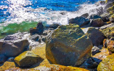Kalim Sahili tropikal kayalık manzara manzarası turkuaz mavisi berrak su dalgaları ile Patong Sahili Kathu Bölgesi Phuket Adası Güney Tayland 'da kum ve kayalar.
