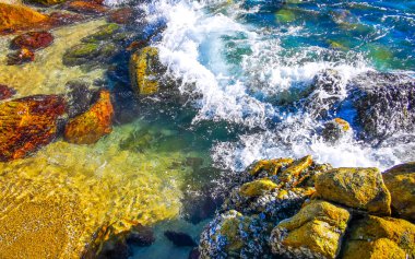 Kalim Sahili tropikal kayalık manzara manzarası turkuaz mavisi berrak su dalgaları ile Patong Sahili Kathu Bölgesi Phuket Adası Güney Tayland 'da kum ve kayalar.