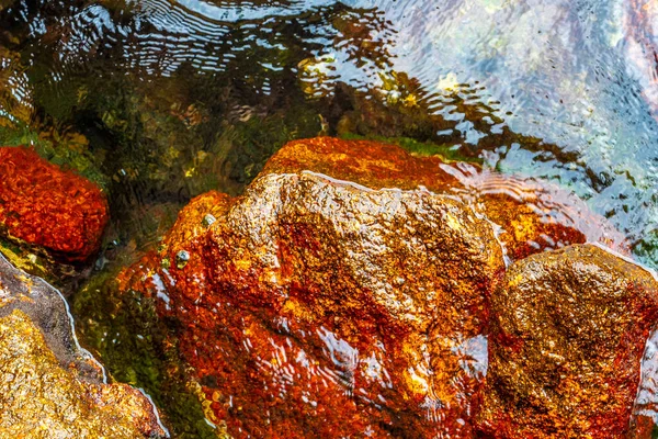 Kalim Sahili tropik kayalık manzara manzarası turkuvaz mavisi berrak su dalgaları Ilha Grande Büyük Adası 'nda kum ve kaya kayaları Angra dos Reis Rio de Janeiro Brezilya.