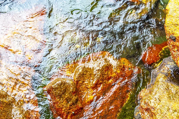 Kalim Sahili tropik kayalık manzara manzarası turkuvaz mavisi berrak su dalgaları Ilha Grande Büyük Adası 'nda kum ve kaya kayaları Angra dos Reis Rio de Janeiro Brezilya.