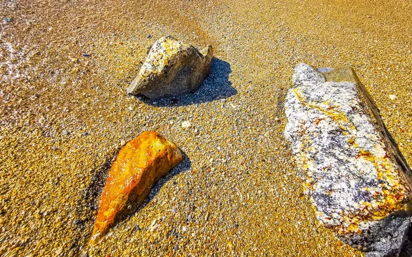 Kalim Sahili tropikal kayalık manzara manzarası turkuaz mavisi berrak su dalgaları ile Patong Sahili Kathu Bölgesi Phuket Adası Güney Tayland 'da kum ve kayalar.