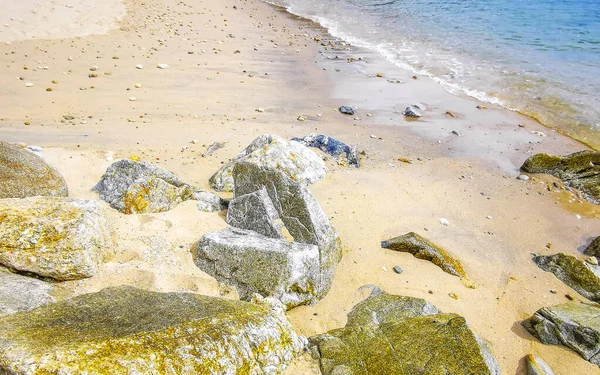 Kalim Sahili tropikal kayalık manzara manzarası turkuaz mavisi berrak su dalgaları ile Patong Sahili Kathu Bölgesi Phuket Adası Güney Tayland 'da kum ve kayalar.