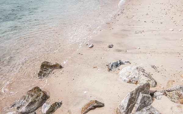 Kalim Sahili tropikal kayalık manzara manzarası turkuaz mavisi berrak su dalgaları ile Patong Sahili Kathu Bölgesi Phuket Adası Güney Tayland 'da kum ve kayalar.