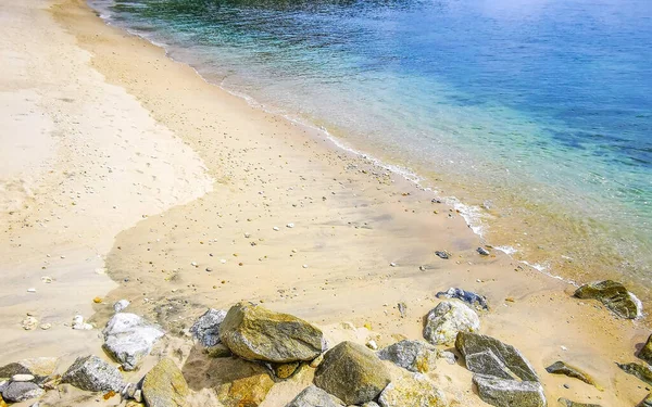 Kalim Sahili tropikal kayalık manzara manzarası turkuaz mavisi berrak su dalgaları ile Patong Sahili Kathu Bölgesi Phuket Adası Güney Tayland 'da kum ve kayalar.