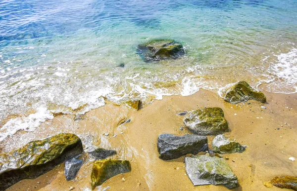 Kalim Sahili tropikal kayalık manzara manzarası turkuaz mavisi berrak su dalgaları ile Patong Sahili Kathu Bölgesi Phuket Adası Güney Tayland 'da kum ve kayalar.