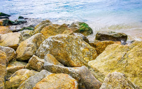 Kalim Sahili tropikal kayalık manzara manzarası turkuaz mavisi berrak su dalgaları ile Patong Sahili Kathu Bölgesi Phuket Adası Güney Tayland 'da kum ve kayalar.