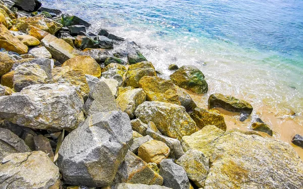 Kalim Sahili tropikal kayalık manzara manzarası turkuaz mavisi berrak su dalgaları ile Patong Sahili Kathu Bölgesi Phuket Adası Güney Tayland 'da kum ve kayalar.