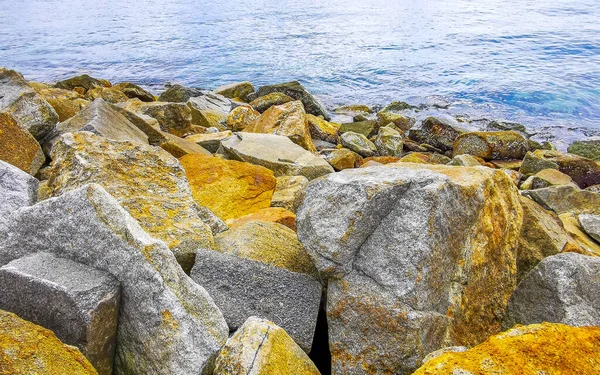 Kalim Sahili tropikal kayalık manzara manzarası turkuaz mavisi berrak su dalgaları ile Patong Sahili Kathu Bölgesi Phuket Adası Güney Tayland 'da kum ve kayalar.