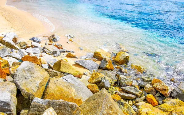 Kalim Sahili tropikal kayalık manzara manzarası turkuaz mavisi berrak su dalgaları ile Patong Sahili Kathu Bölgesi Phuket Adası Güney Tayland 'da kum ve kayalar.