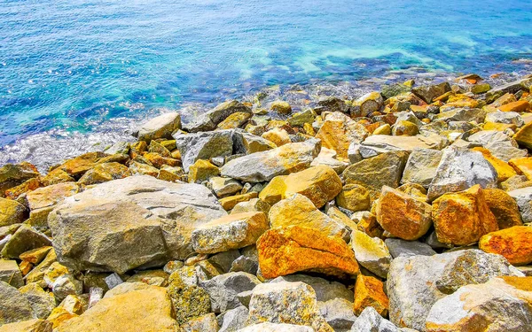 Kalim Sahili tropikal kayalık manzara manzarası turkuaz mavisi berrak su dalgaları ile Patong Sahili Kathu Bölgesi Phuket Adası Güney Tayland 'da kum ve kayalar.