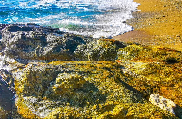 Kalim Sahili tropikal kayalık manzara manzarası turkuaz mavisi berrak su dalgaları ile Patong Sahili Kathu Bölgesi Phuket Adası Güney Tayland 'da kum ve kayalar.