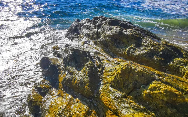 Kalim Sahili tropik kayalık deniz manzarası turkuvaz mavisi berrak su dalgaları ile Patong Sahili 'nde Kathu Bölgesi Phuket Adası Güney Tayland' da kum ve kayalar.