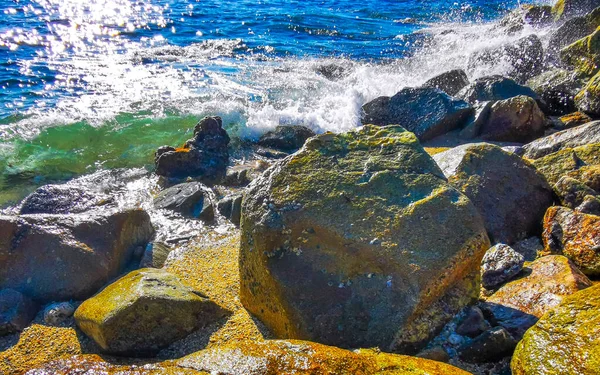 Kalim Sahili tropikal kayalık manzara manzarası turkuaz mavisi berrak su dalgaları ile Patong Sahili Kathu Bölgesi Phuket Adası Güney Tayland 'da kum ve kayalar.