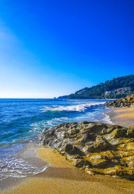 Kalim Sahili tropikal kayalık manzara manzarası turkuaz mavisi berrak su dalgaları ile Patong Sahili Kathu Bölgesi Phuket Adası Güney Tayland 'da kum ve kayalar.