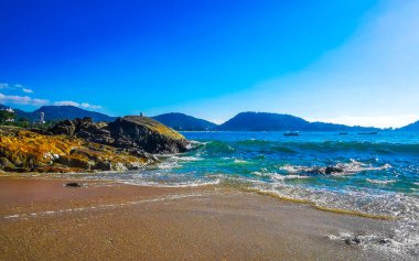 Kalim Sahili tropikal kayalık manzara manzarası turkuaz mavisi berrak su dalgaları ile Patong Sahili Kathu Bölgesi Phuket Adası Güney Tayland 'da kum ve kayalar.