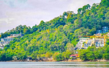 Kalim Plajı tropikal manzara manzarası mavi gökyüzü turkuvaz su dalgaları ve kayalarla Patong Sahili Kathu Bölgesi Phuket Adası Güney Tayland Güney Asya Bölgesi.