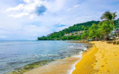 Kalim Plajı tropikal manzara manzarası mavi gökyüzü turkuvaz su dalgaları ve kayalarla Patong Sahili Kathu Bölgesi Phuket Adası Güney Tayland Güney Asya Bölgesi.