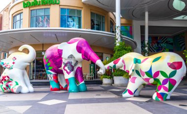 Kathu Bölgesi, Phuket Eyaleti, Tayland 10. Ekim 2025 'te Patong Sahili Phuket Adası Tayland' daki Jungceylon alışveriş merkezinde heykel figürü.