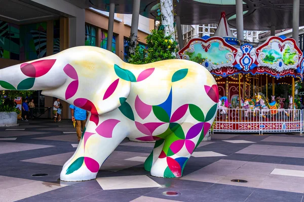 Kathu Bölgesi, Phuket Eyaleti, Tayland 10. Ekim 2025 'te Patong Sahili Phuket Adası Tayland' daki Jungceylon alışveriş merkezinde heykel figürü.