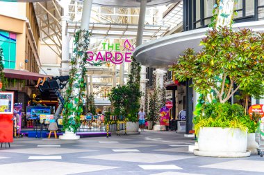 Kathu Bölgesi, Phuket Eyaleti, Tayland 10. Ekim 2025 Jungceylon, Patong Sahili Phuket Adası Tayland 'daki bir çok özel dükkan ve lokantası olan lüks bir alışveriş merkezi..