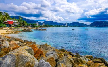 Kalim Sahili tropikal kayalık manzara manzarası turkuaz mavisi berrak su dalgaları ile Patong Sahili Kathu Bölgesi Phuket Adası Güney Tayland 'da kum ve kayalar.