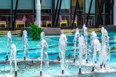 Kathu Bölgesi, Phuket Eyaleti, Tayland 10. Ekim 2025 Jungceylon alışveriş merkezi bir çok dükkan ve mavi turkuaz çeşme gölü ile Patong Sahili Phuket Tayland 'da balina heykeli.