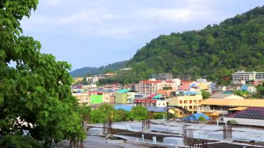 Kathu Phuket Tayland 26 numara. Ekim 2025 Panoramik manzara ve tropikal manzara dağları şehir silueti orman ve doğa Patong Sahili 'nde mavi gökyüzü Kathu Phuket Tayland.