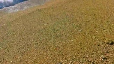 Plaj kumları ve çakıl taşları kayalar rengarenk midyeler mercanlar ve turkuaz mavisi berrak su dokusu Patong Kalim Plajı Kathu Bölgesi Phuket Adası Güney Tayland Bölgesi.