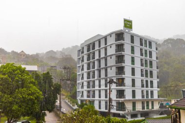 Tropikal manzara dağlarının panoramik manzarası karanlık fırtına muson yağmurları yağmur bulutları ve yağmurlu gökyüzü Patong Sahili Phuket Tayland.