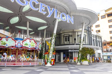 Kathu Bölgesi, Phuket Eyaleti, Tayland 10. Ekim 2025 Jungceylon alışveriş merkezi logo marka levha tabela giriş kapısı ve Patong Sahili Phuket Adası Tayland salonu.