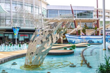 Kathu Bölgesi, Phuket Eyaleti, Tayland 10. Ekim 2025 Jungceylon alışveriş merkezi bir çok dükkan ve mavi turkuaz çeşme gölü ile Patong Sahili Phuket Tayland 'da balina heykeli.