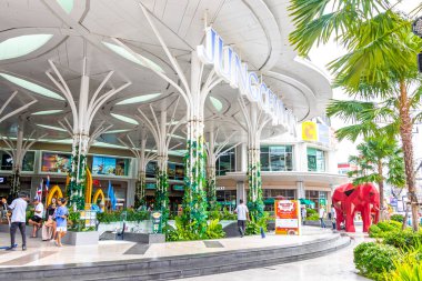 Kathu Bölgesi Phuket Eyaleti Tayland 08. Ekim 2025 Jungceylon alışveriş merkezi logo marka levha tabela giriş kapısı ve Patong Sahili Phuket Adası Tayland salonu.
