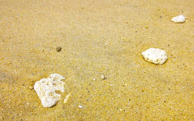 Güneydoğu Asya 'da Patong Sahili' nde Kathu Bölgesi Phuket Adası 'ndaki Turkuaz yeşil ve mavi sularda mercan mercan çakıl taşları ve kaya kayaları..