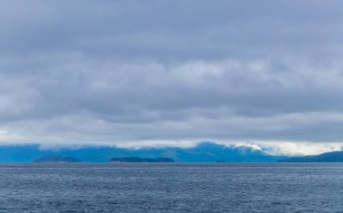 Tropik ada adaları dağları mavi turkuvaz deniz kıyısında egzotik doğa ormanlarıyla Ilha Grande Büyük Adası Angra dos Reis Rio de Janeiro Brezilya.