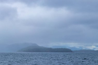 Tropik ada adaları dağları mavi turkuvaz deniz kıyısında egzotik doğa ormanlarıyla Ilha Grande Büyük Adası Angra dos Reis Rio de Janeiro Brezilya.