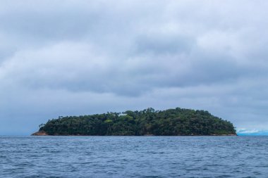 Tropik ada adaları dağları mavi turkuvaz deniz kıyısında egzotik doğa ormanlarıyla Ilha Grande Büyük Adası Angra dos Reis Rio de Janeiro Brezilya.