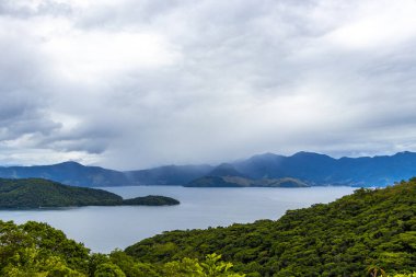 Tropikal ada adaları dağları mavi turkuvaz deniz kıyıları sahili sahili sahili ve Ilha Grande Büyük Adası Angra dos Reis Rio de Janeiro Brezilya 'daki yağmur ormanlarının arkasındaki plajlar..