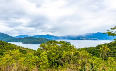 Tropikal ada adaları dağları mavi turkuvaz deniz kıyıları sahili sahili sahili ve Ilha Grande Büyük Adası Angra dos Reis Rio de Janeiro Brezilya 'daki yağmur ormanlarının arkasındaki plajlar..