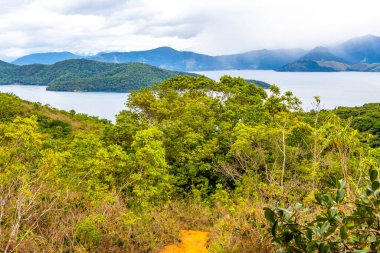 Tropikal ada adaları dağları mavi turkuvaz deniz kıyıları sahili sahili sahili ve Ilha Grande Büyük Adası Angra dos Reis Rio de Janeiro Brezilya 'daki yağmur ormanlarının arkasındaki plajlar..