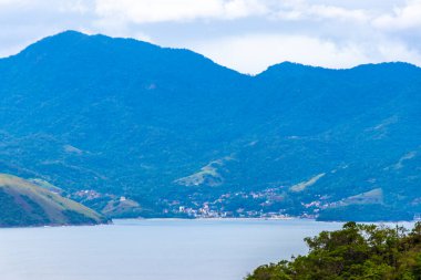 Tropik ada adaları dağları mavi turkuvaz deniz kıyısında egzotik doğa ormanlarıyla Ilha Grande Büyük Adası Angra dos Reis Rio de Janeiro Brezilya.
