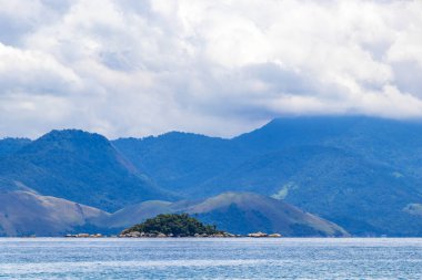 Tropik ada adaları dağları mavi turkuvaz deniz kıyısında egzotik doğa ormanlarıyla Ilha Grande Büyük Adası Angra dos Reis Rio de Janeiro Brezilya.