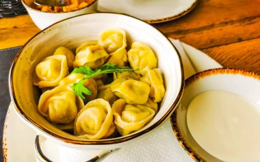 Minsk Minsk Bölgesi Belarus 'ta sirke ve ekşi krema ile servis edilen porsiyon tabağı..