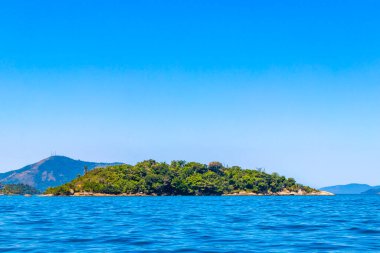 Tropik ada adaları dağları mavi turkuvaz deniz kıyısında egzotik doğa ormanlarıyla Ilha Grande Büyük Adası Angra dos Reis Rio de Janeiro Brezilya.