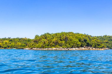 Tropik ada adaları dağları mavi turkuvaz deniz kıyısında egzotik doğa ormanlarıyla Ilha Grande Büyük Adası Angra dos Reis Rio de Janeiro Brezilya.