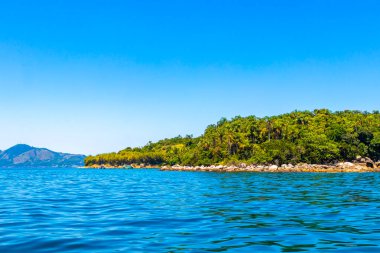 Tropik ada adaları dağları mavi turkuvaz deniz kıyısında egzotik doğa ormanlarıyla Ilha Grande Büyük Adası Angra dos Reis Rio de Janeiro Brezilya.