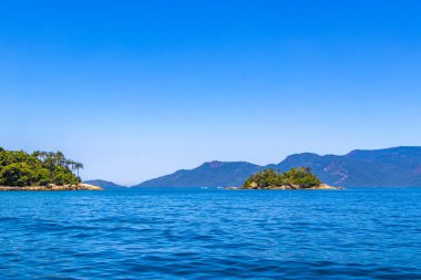 Tropik ada adaları dağları mavi turkuvaz deniz kıyısında egzotik doğa ormanlarıyla Ilha Grande Büyük Adası Angra dos Reis Rio de Janeiro Brezilya.
