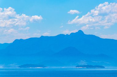 Tropik ada adaları dağları mavi turkuvaz deniz kıyısında egzotik doğa ormanlarıyla Ilha Grande Büyük Adası Angra dos Reis Rio de Janeiro Brezilya.
