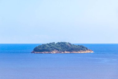 Tropik ada adaları dağları mavi turkuvaz deniz kıyısında egzotik doğa ormanlarıyla Ilha Grande Büyük Adası Angra dos Reis Rio de Janeiro Brezilya.